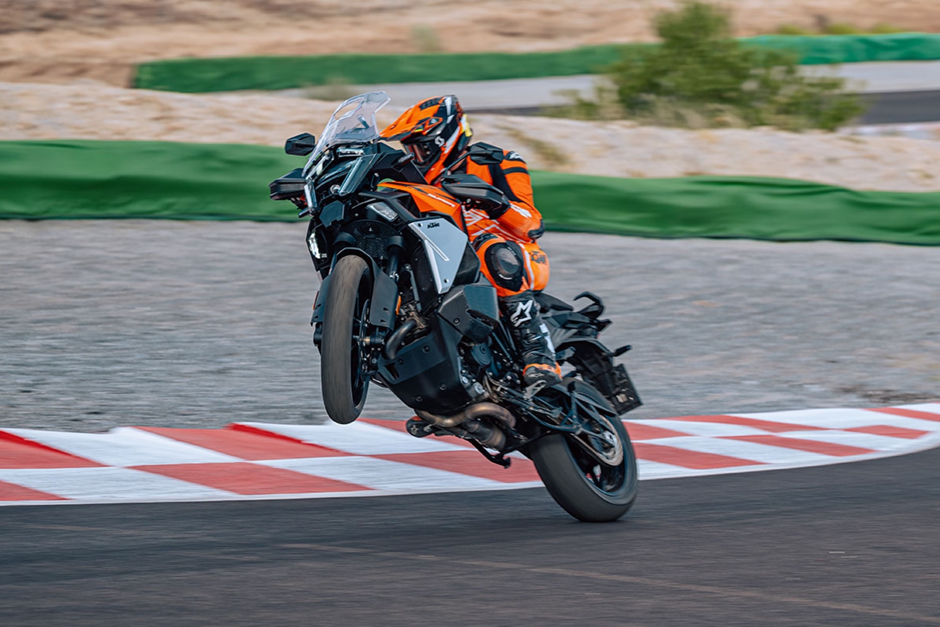 KTM announces a free official maintenance campaign for its 1390 Super Adventure range