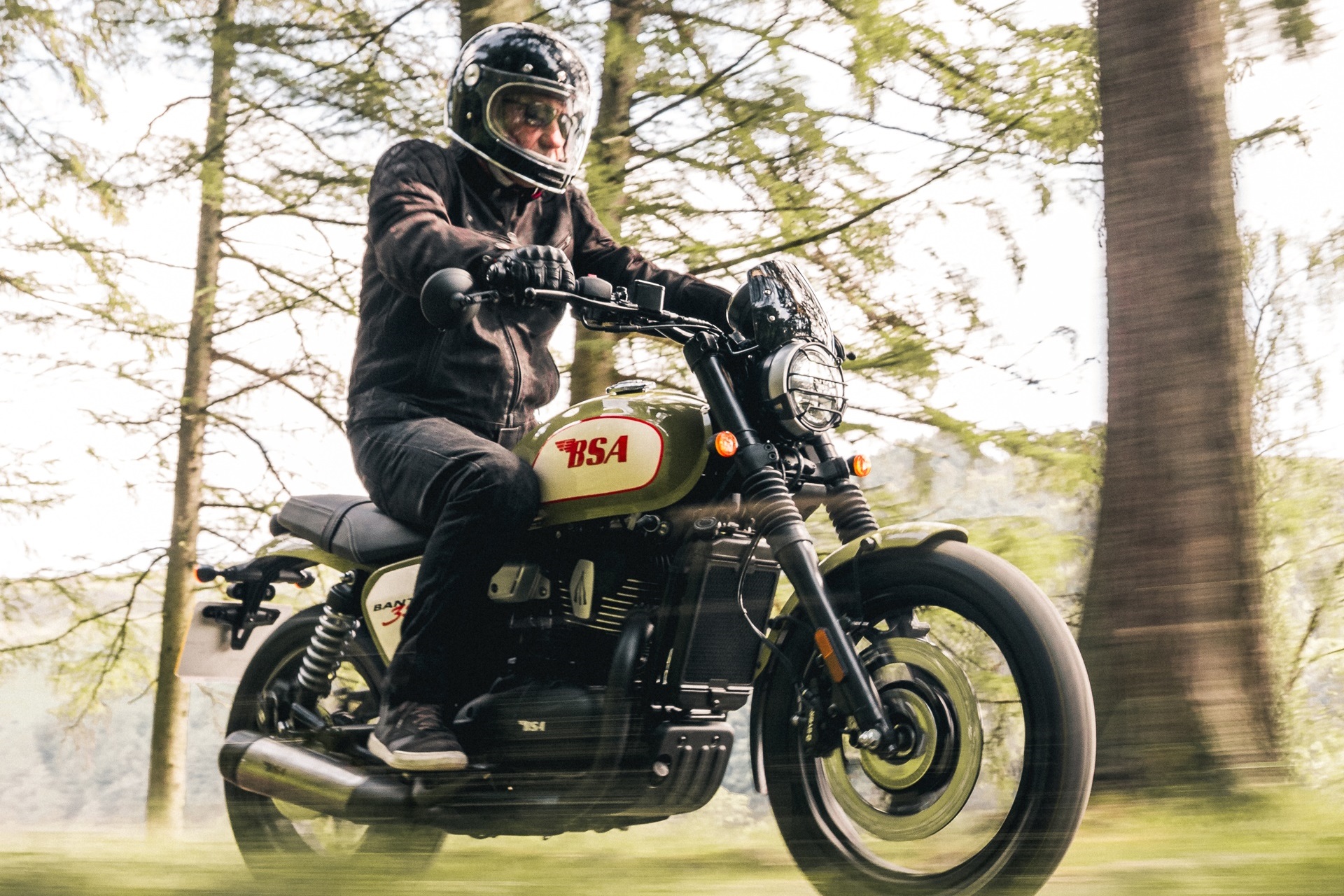 The Bantam 350 is dressed in a legendary decoration from the British firm