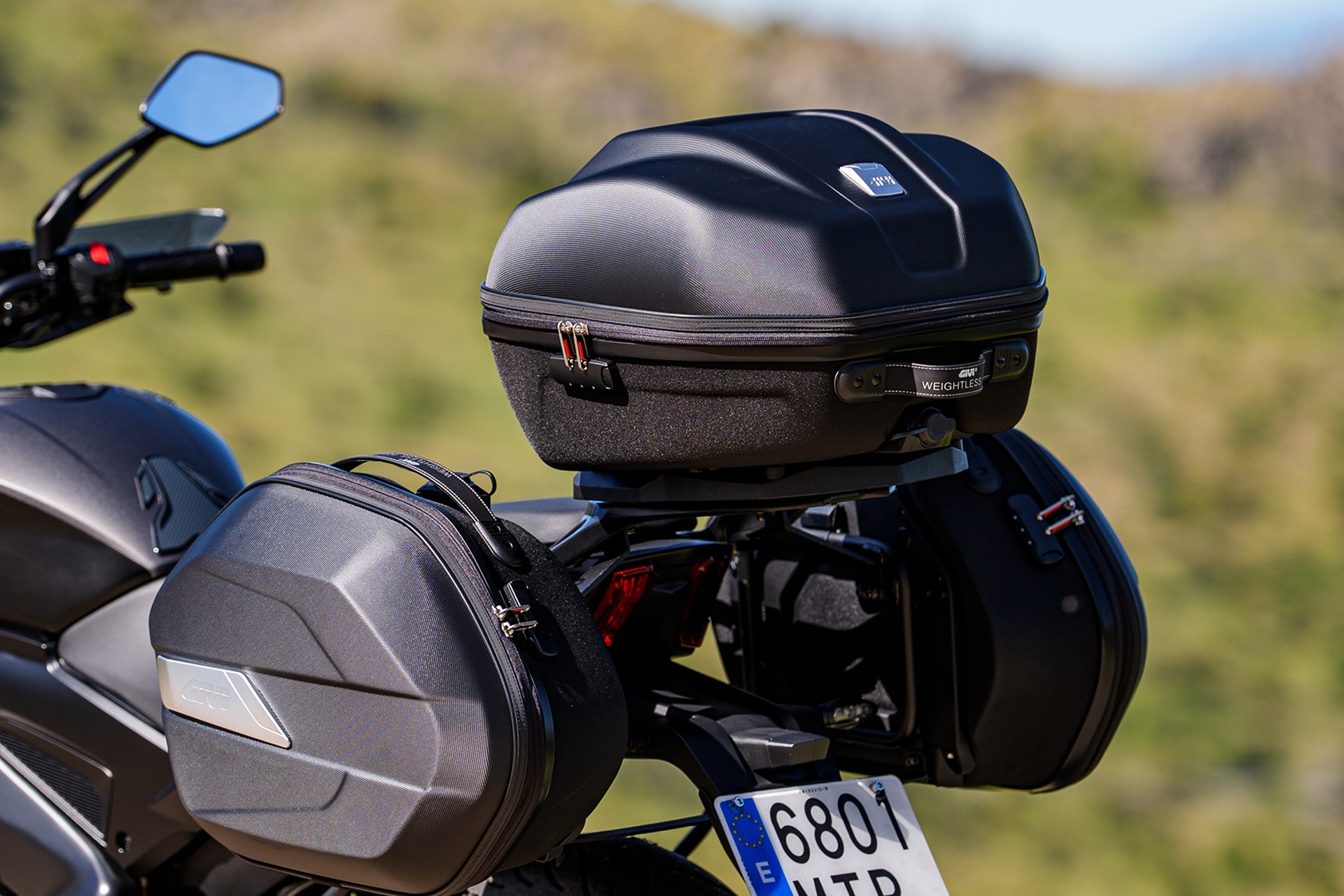 For €4,299 and with GIVI suitcases included: the summer offer of the Bajaj Dominar 400