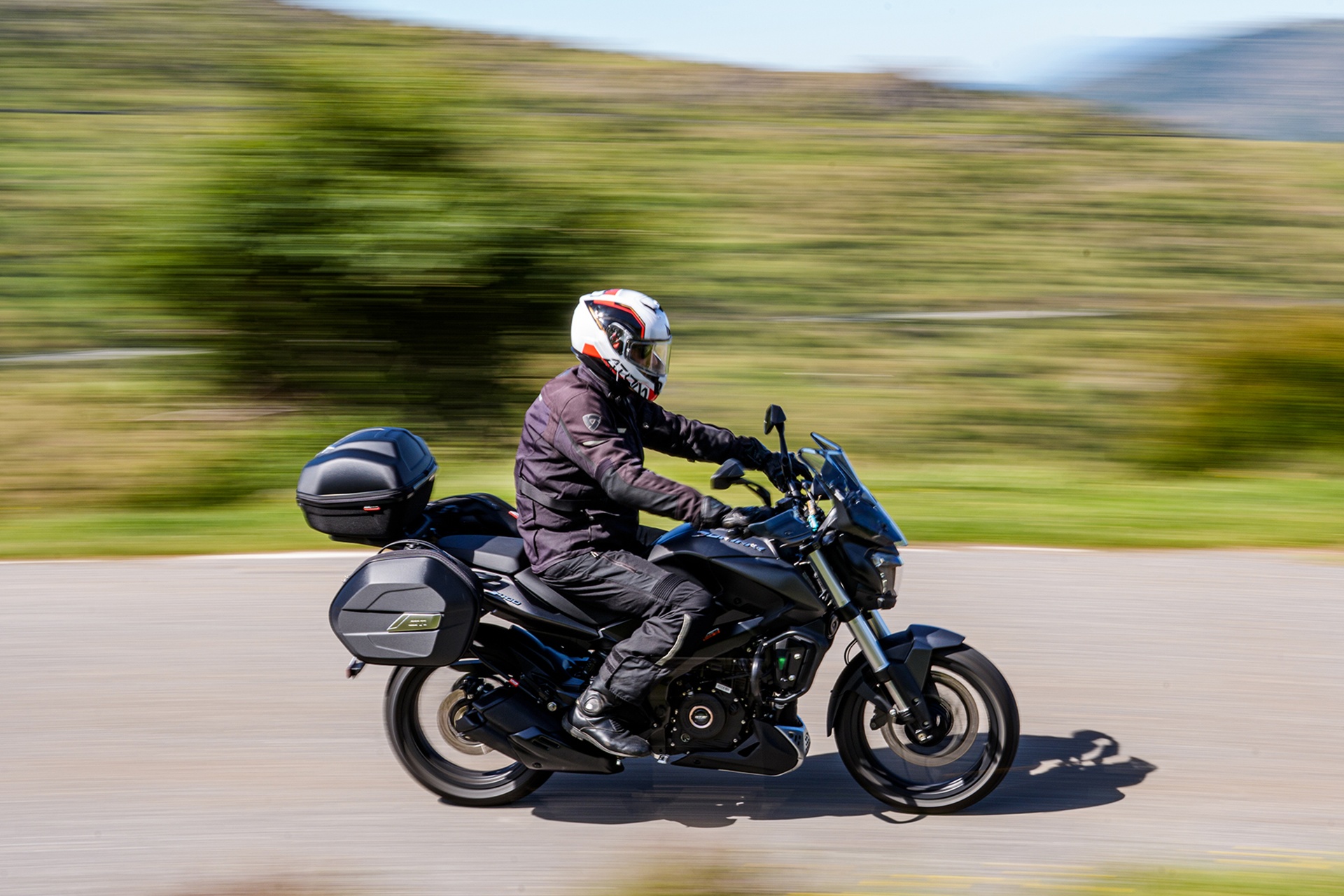 For €4,299 and with GIVI suitcases included: the summer offer of the Bajaj Dominar 400