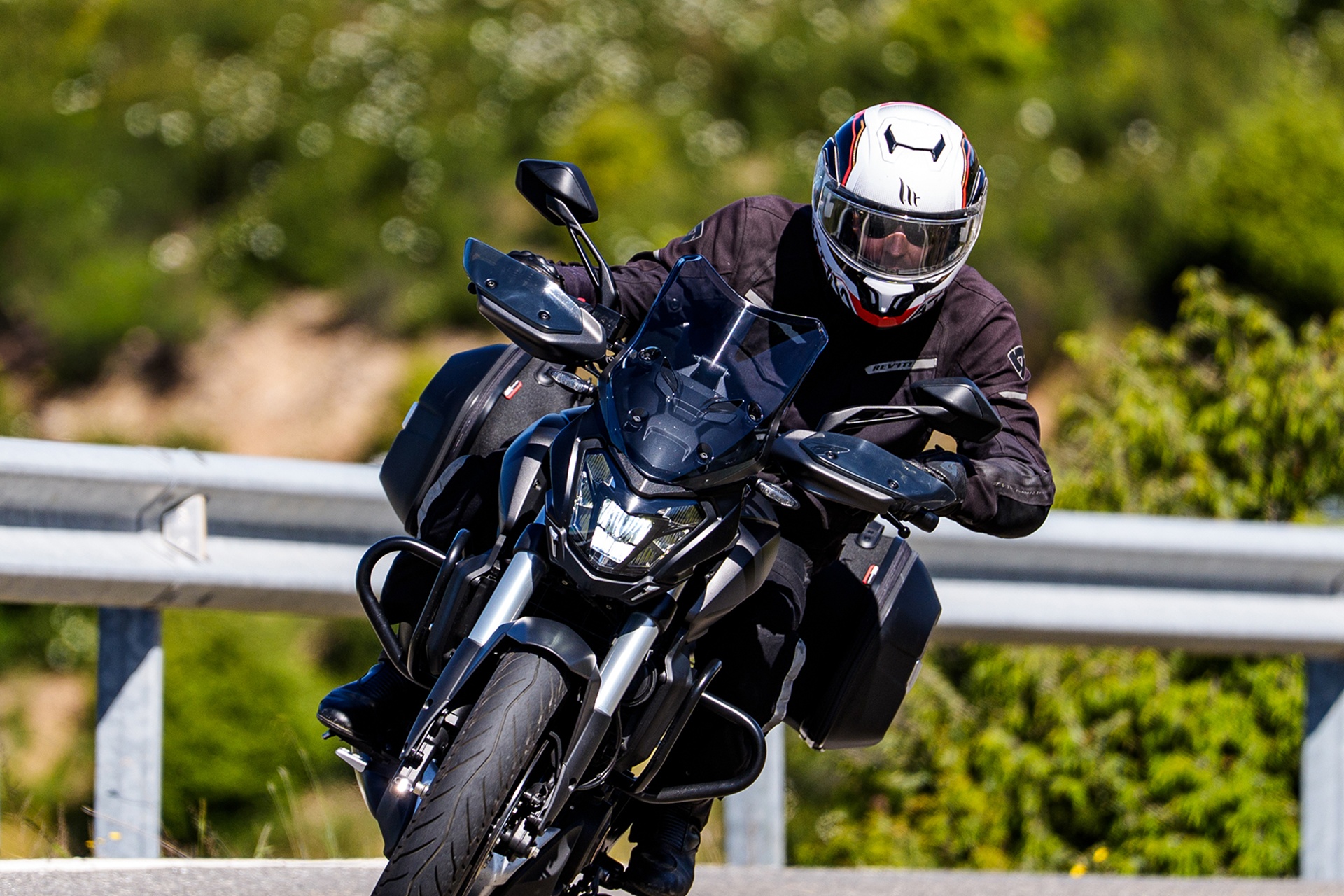 For €4,299 and with GIVI suitcases included: the summer offer of the Bajaj Dominar 400