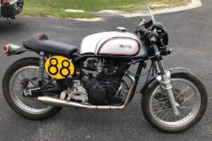 For sale a 1954 Norton Manx “Japanese style”: KLR 650 engine and British retro essence on all 4 sides