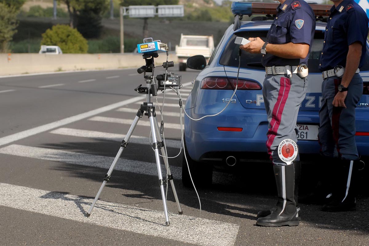 Italia plantea cambiar las sanciones por exceso de velocidad con una fórmula que multa “al peso”