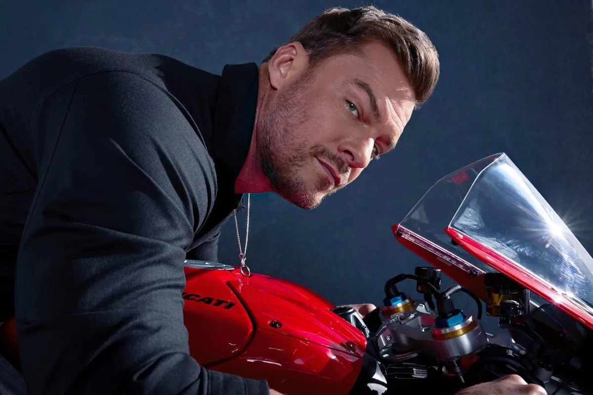 Alan Ritchson será el protagonista de una nueva película ambientada en MotoGP
