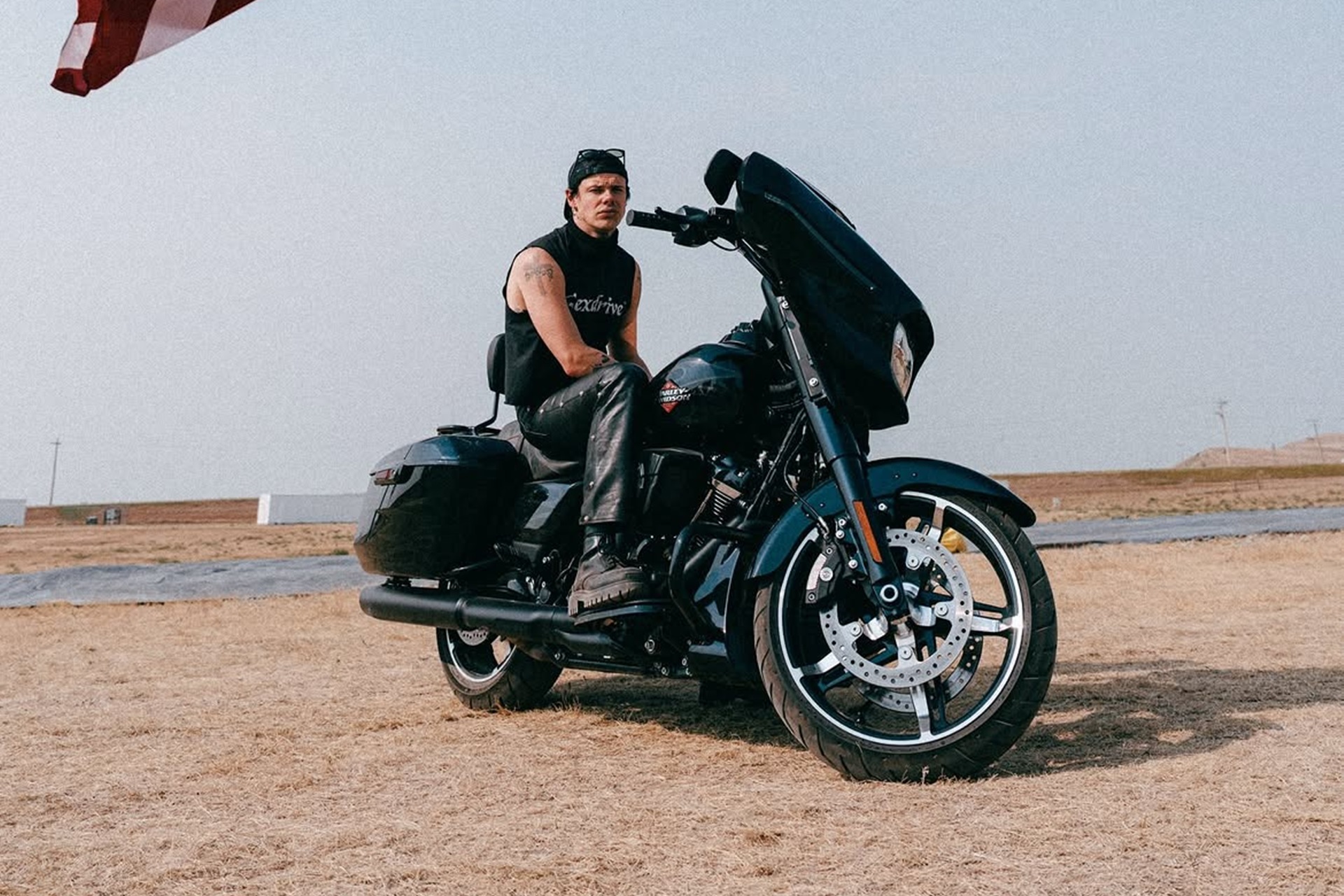 Yungblud se rompe una pierna tras sufrir un accidente de moto tras su paso por el Rally de Motos de Sturgis 2026