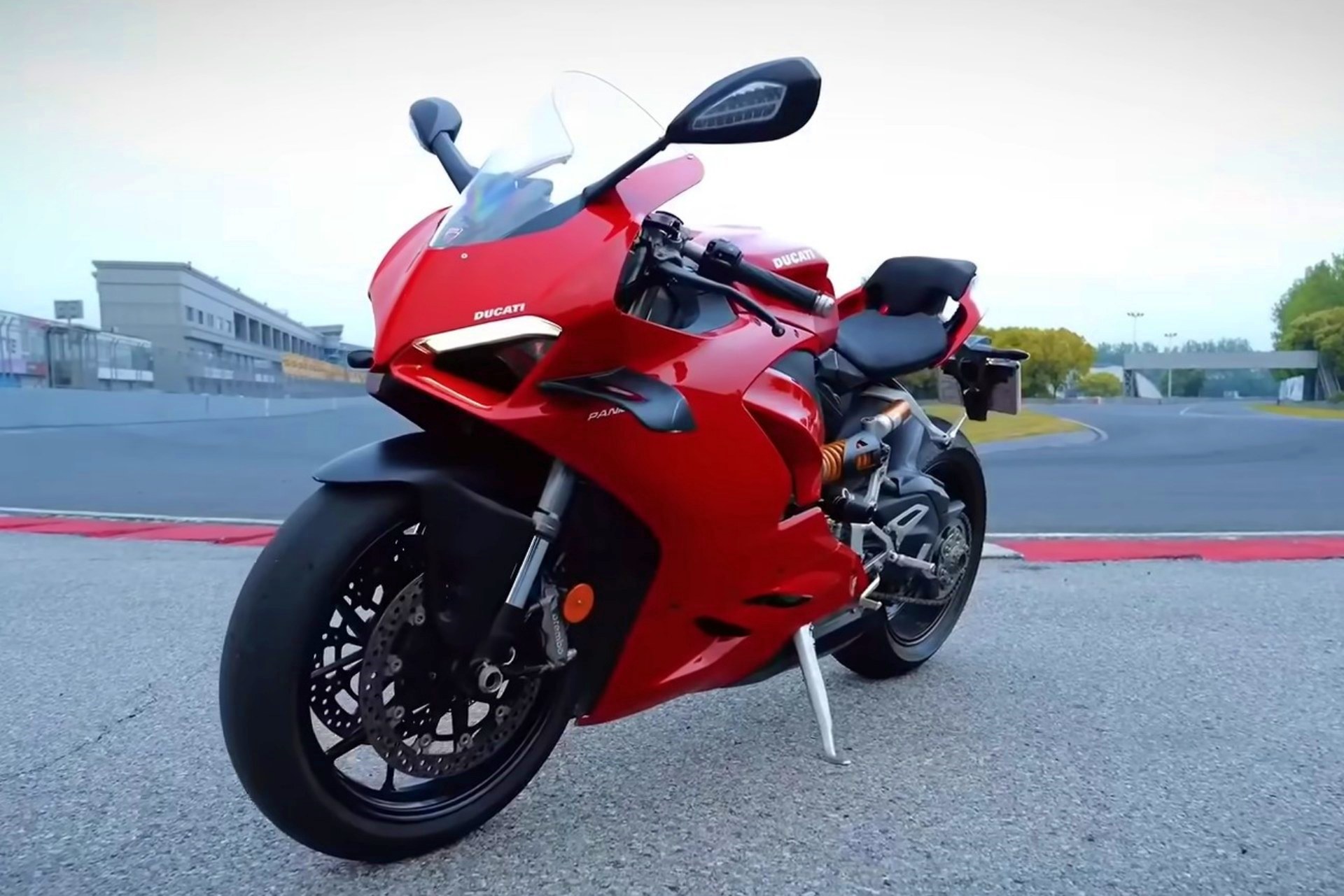 Richard Hammond ZXMoto 820RR vs. Ducati Panigale V2