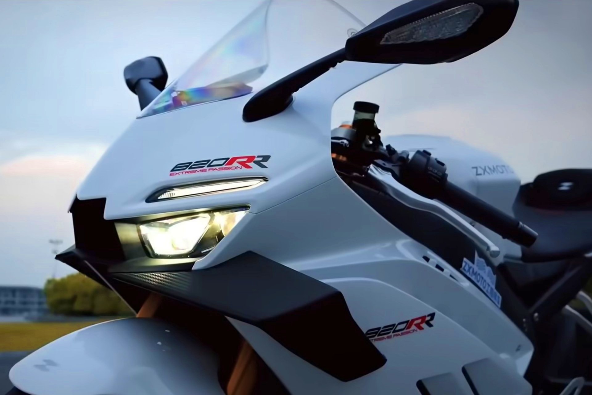 Richard Hammond ZXMoto 820RR vs. Ducati Panigale V2