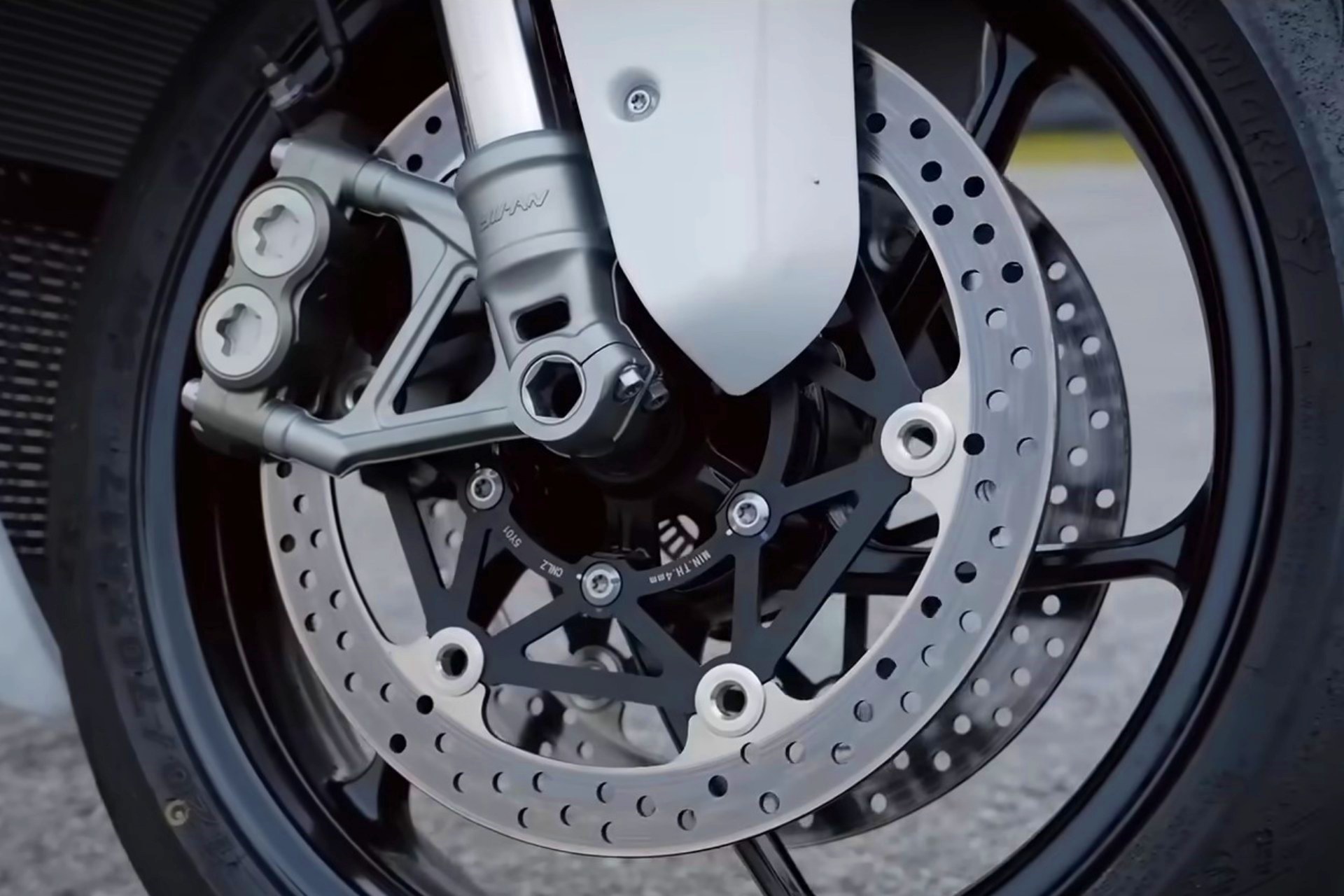 Richard Hammond ZXMoto 820RR vs. Ducati Panigale V2