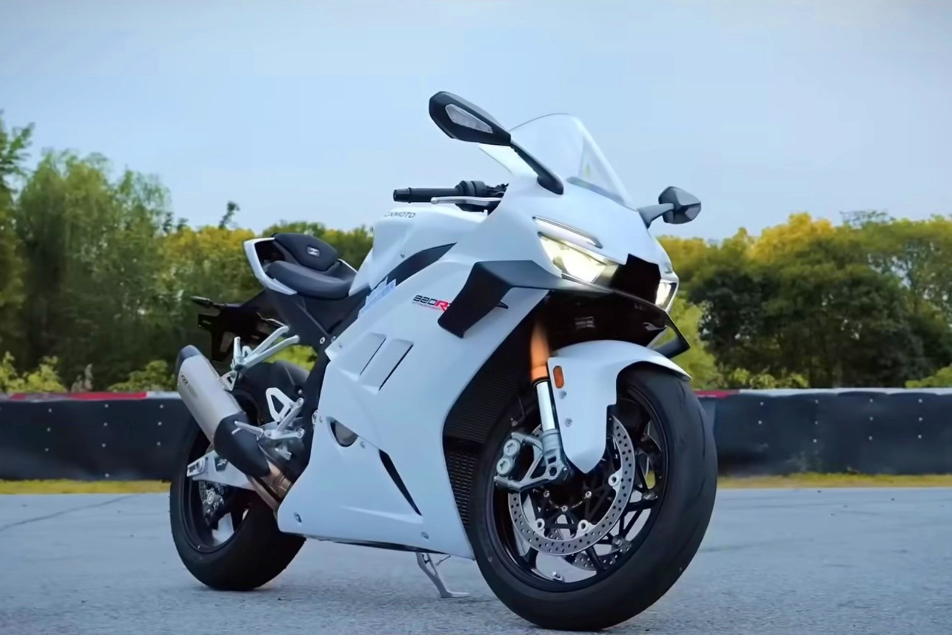 Richard Hammond ZXMoto 820RR vs. Ducati Panigale V2