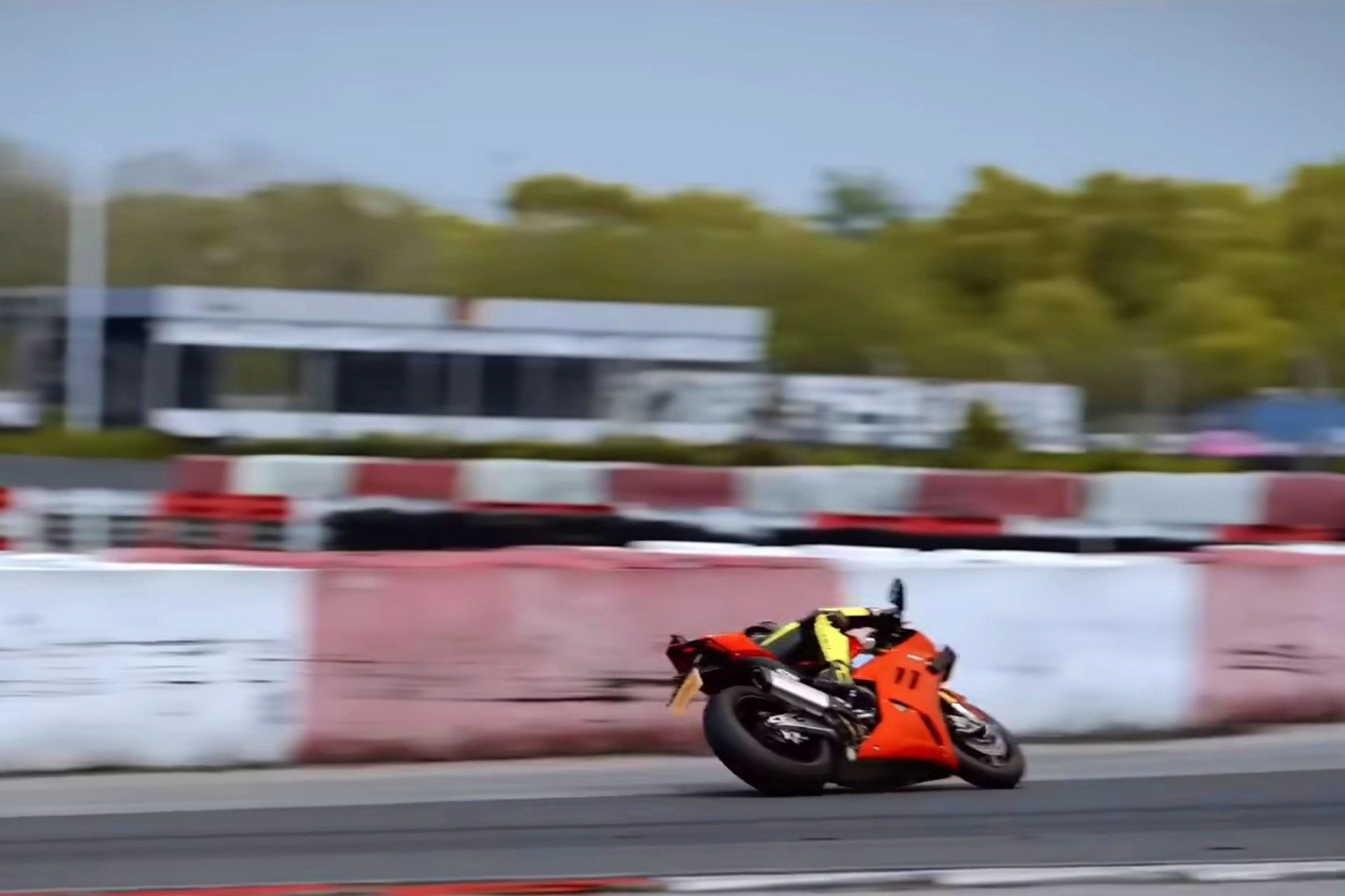 Richard Hammond ZXMoto 820RR vs. Ducati Panigale V2