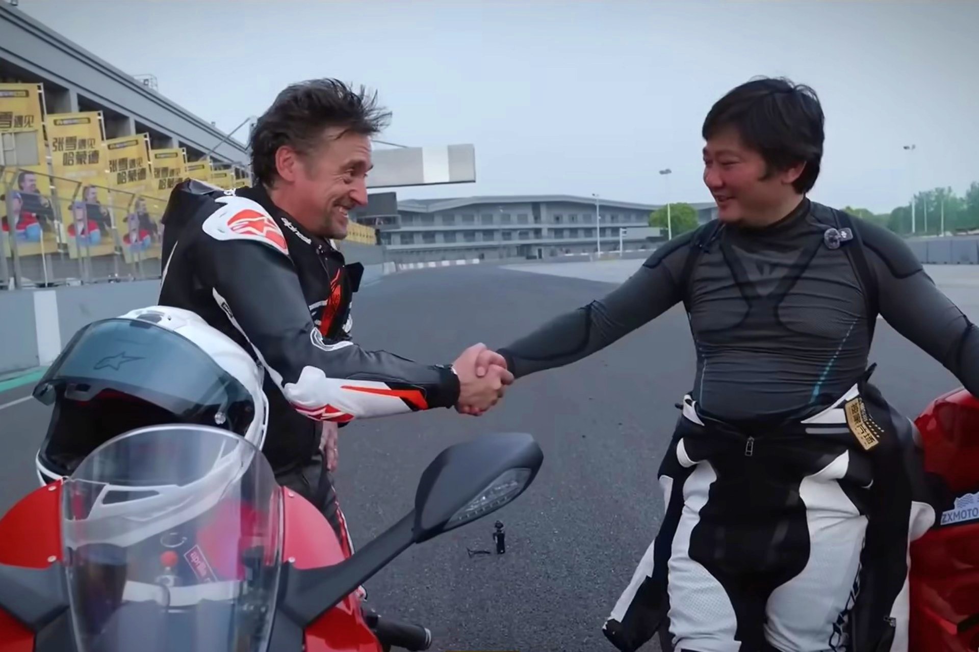 Richard Hammond ZXMoto 820RR vs. Ducati Panigale V2