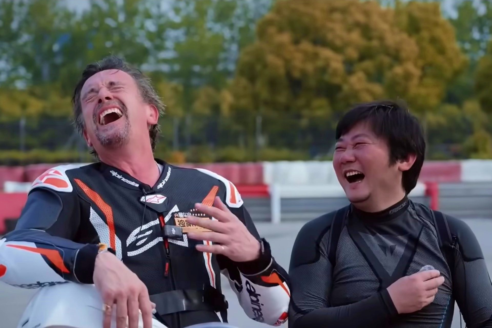 Richard Hammond ZXMoto 820RR contra Ducati Panigale V2