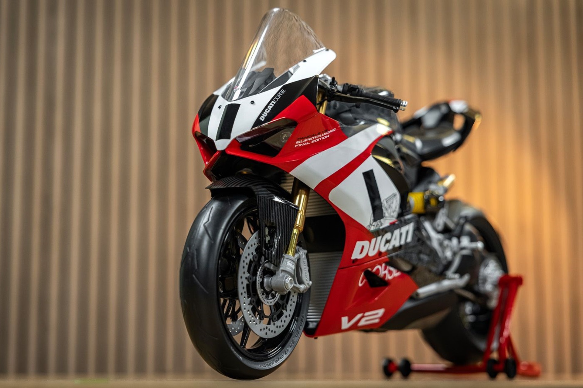 Panigale V2 Superquadro Final Edition: now in an exclusive 1:4 scale model
