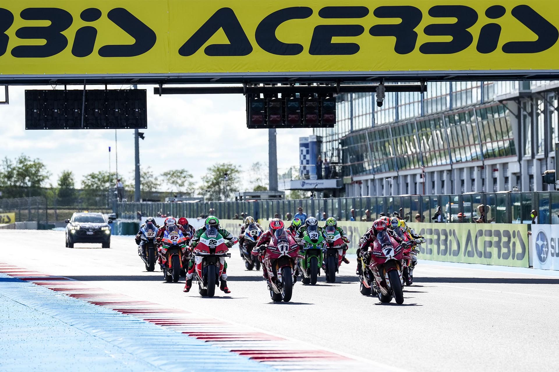 Iker always attacks at the start of the race
