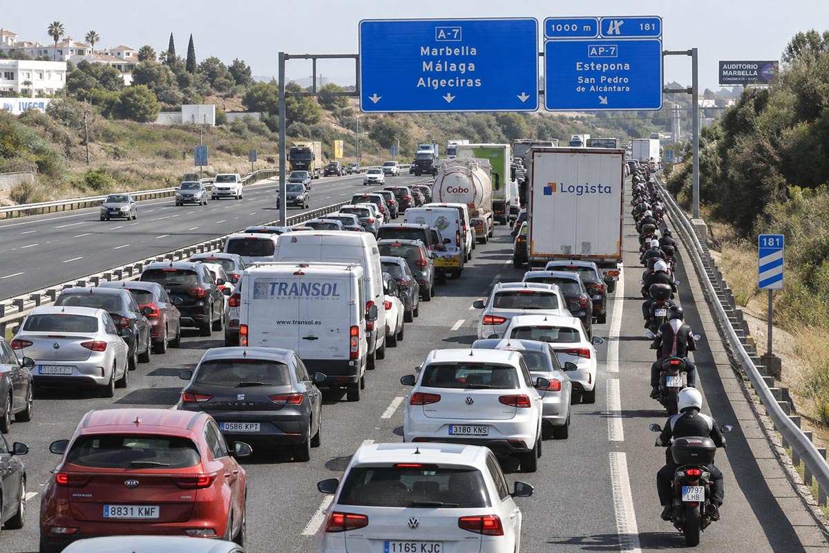 Circular por el arcén en moto será legal desde octubre, pero solo en estos casos