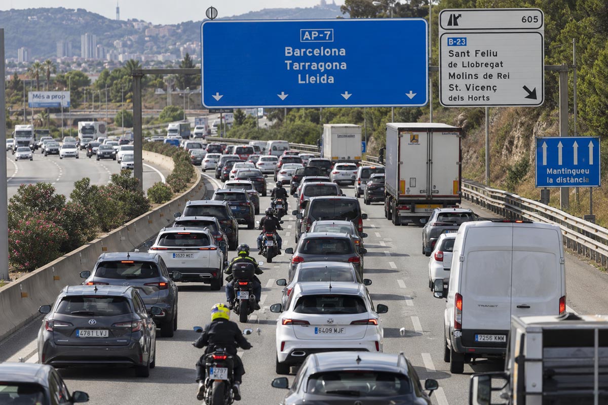 Even if traffic is stopped, if there is no signage you will not be able to go on the shoulder