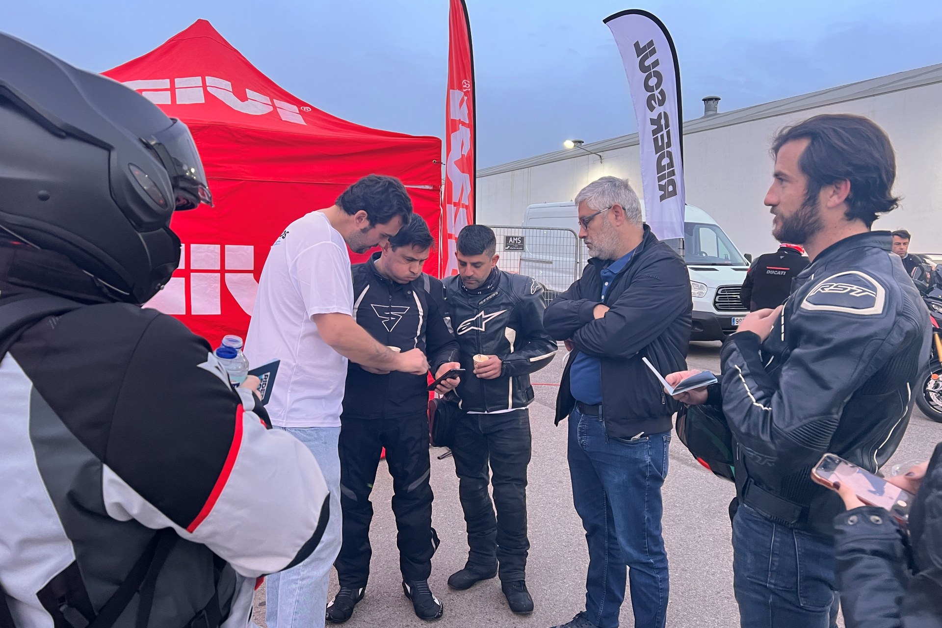 Rider Soul is also experienced in a group: a proposal for motorcycle clubs, friends and biker communities
