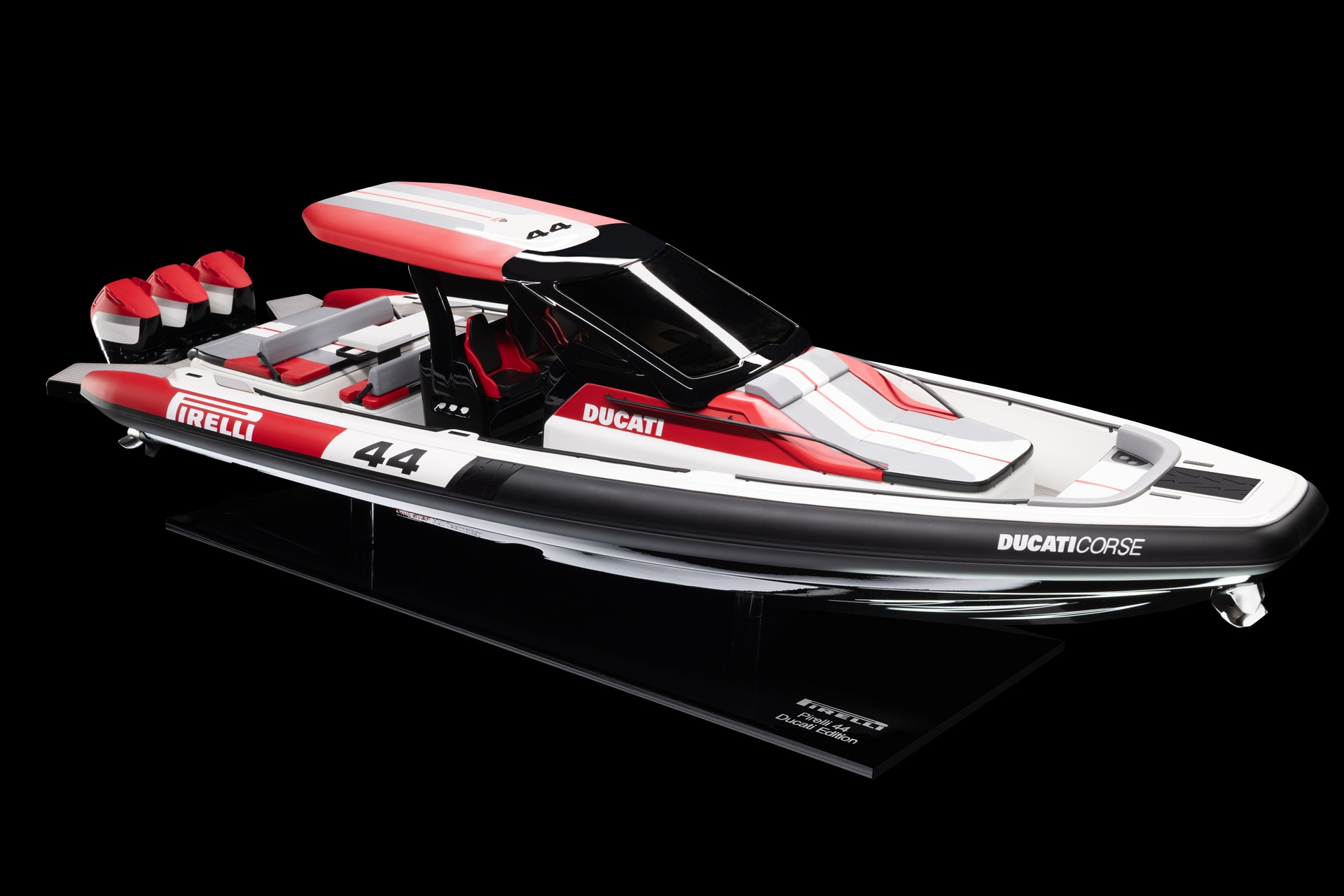 PIRELLI 44 | Ducati Edition: the design language of the Italian brand is transferred to the nautical world
