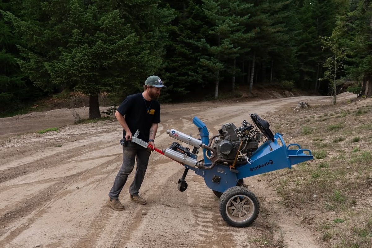 Grinding wood will never be the same again when you meet the “new model” of Grind Hard Plumbing with the engine of a Ducati 750SS