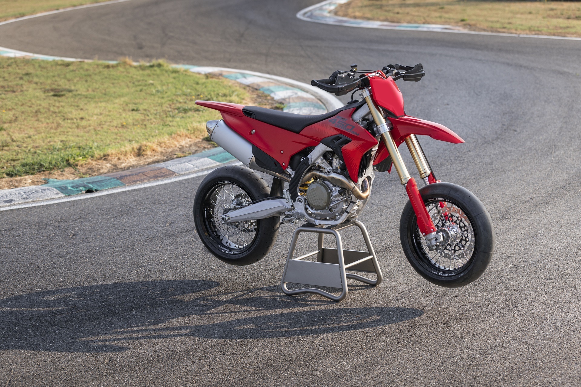 Ducati Desmo450 SM: the technological culmination reaches Supermotard racing