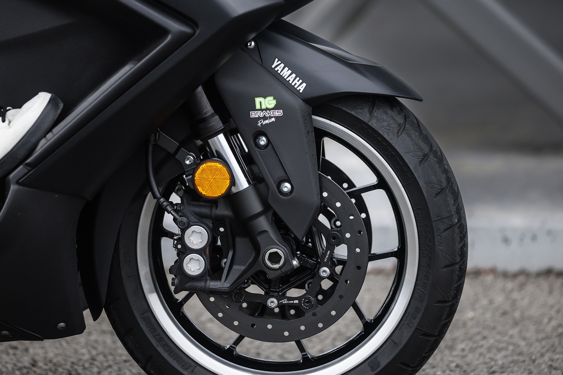 El Yamaha TMAX intensifica su carácter premium con la adición de nuevos discos NG Brakes
