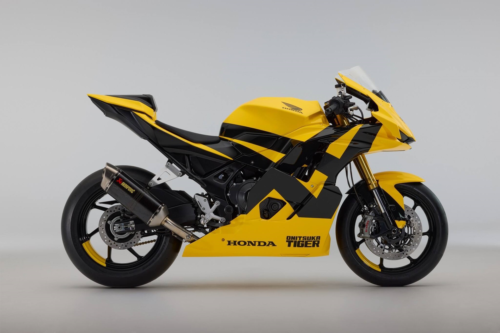 Honda and Onitsuka Tiger present a very special concept developed on a CB750 Hornet?