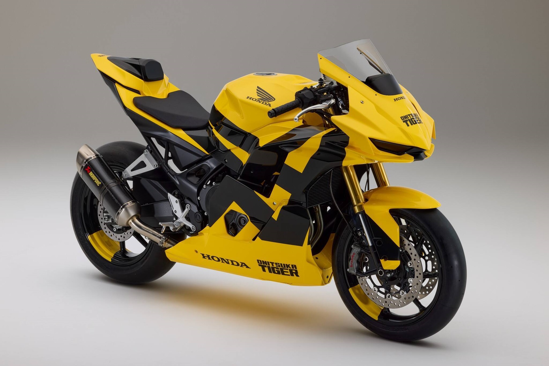 Honda and Onitsuka Tiger present a very special concept developed on a CB750 Hornet?