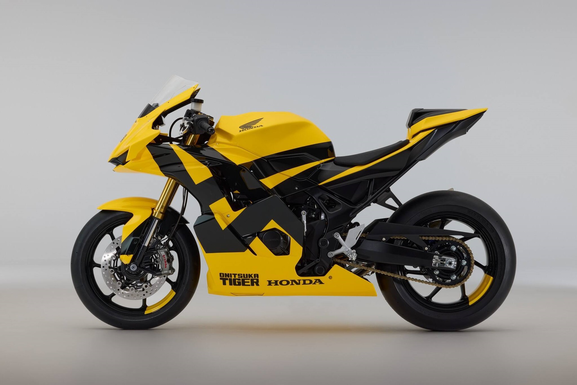 Honda and Onitsuka Tiger present a very special concept developed on a CB750 Hornet?