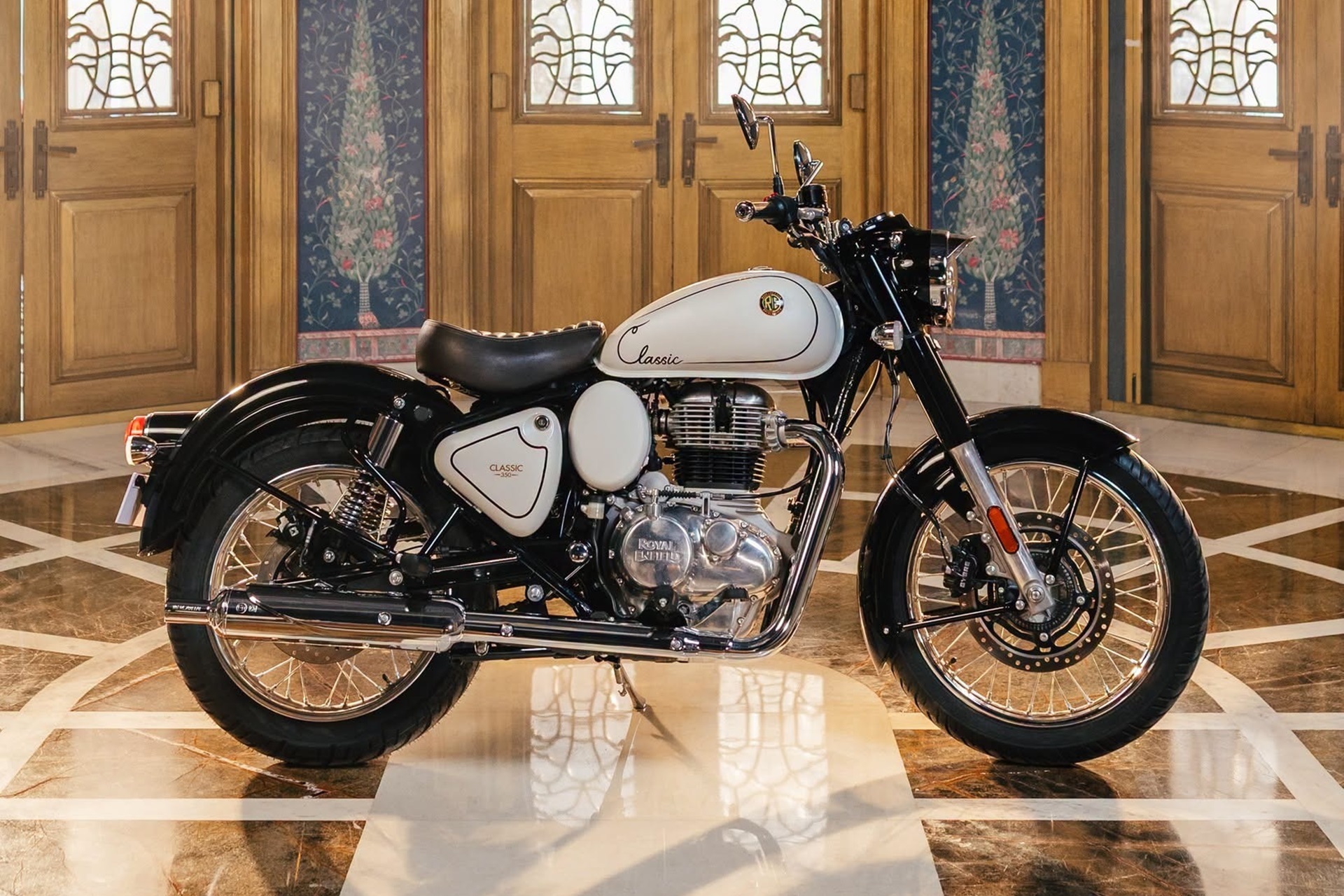 Royal Enfield presents a new “Signature White Edition” version of the well-known Classic 350