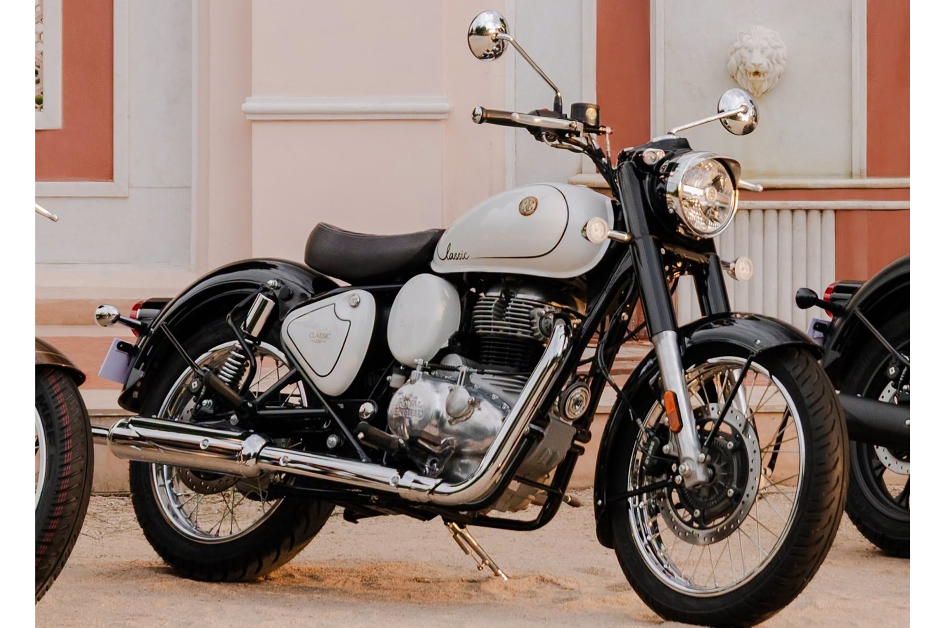 Royal Enfield presents a new “Signature White Edition” version of the well-known Classic 350