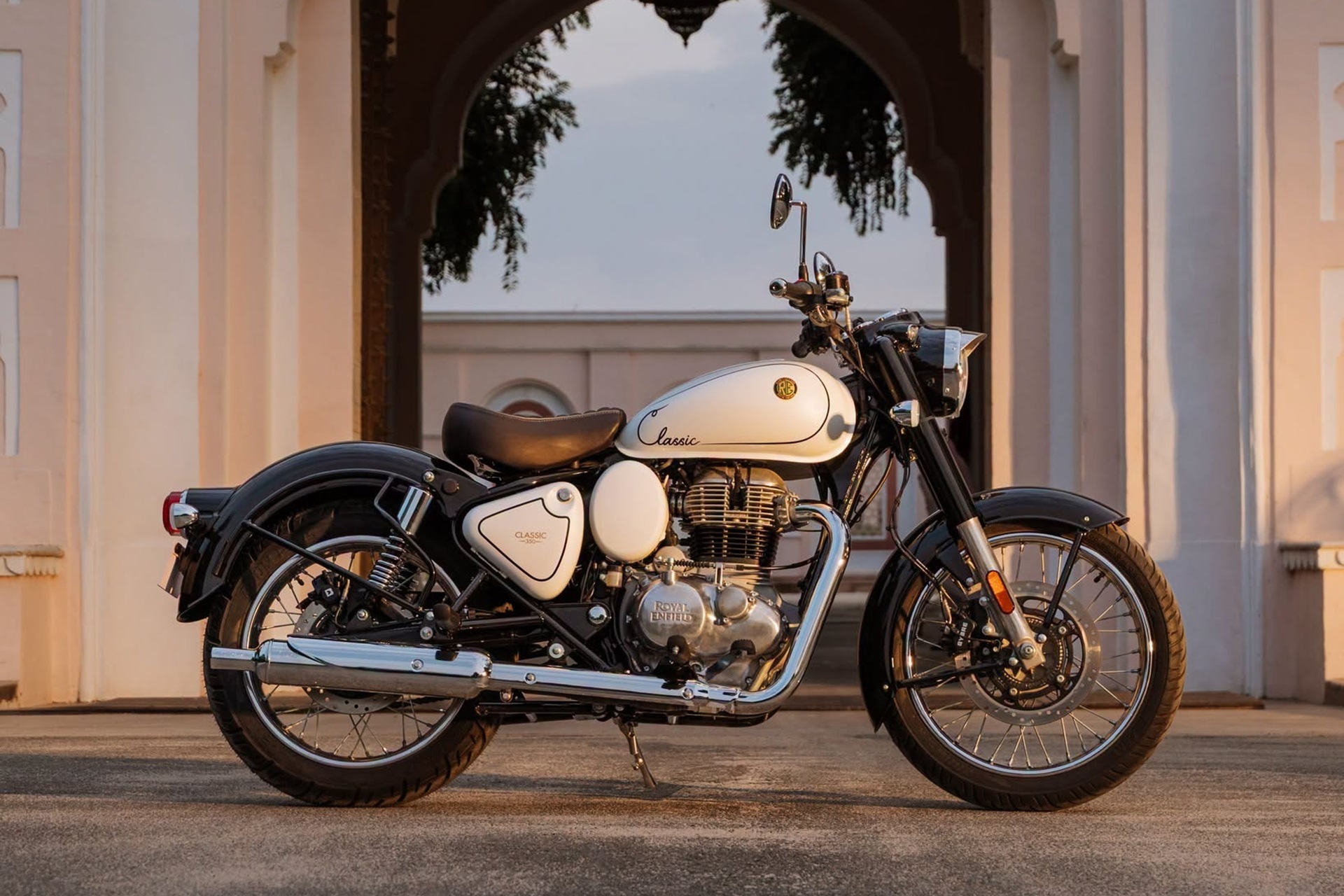 Royal Enfield presents a new “Signature White Edition” version of the well-known Classic 350