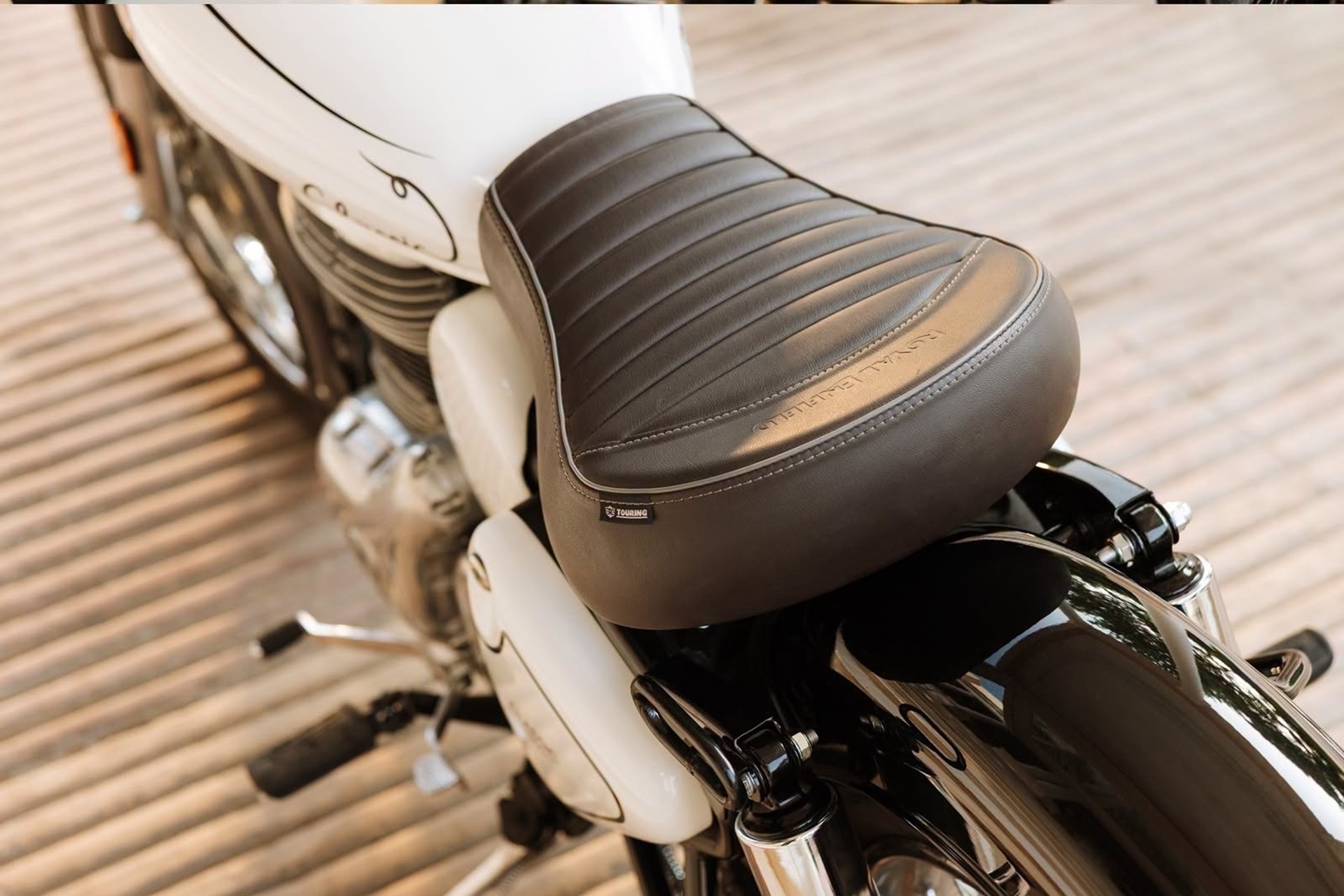Royal Enfield presents a new “Signature White Edition” version of the well-known Classic 350