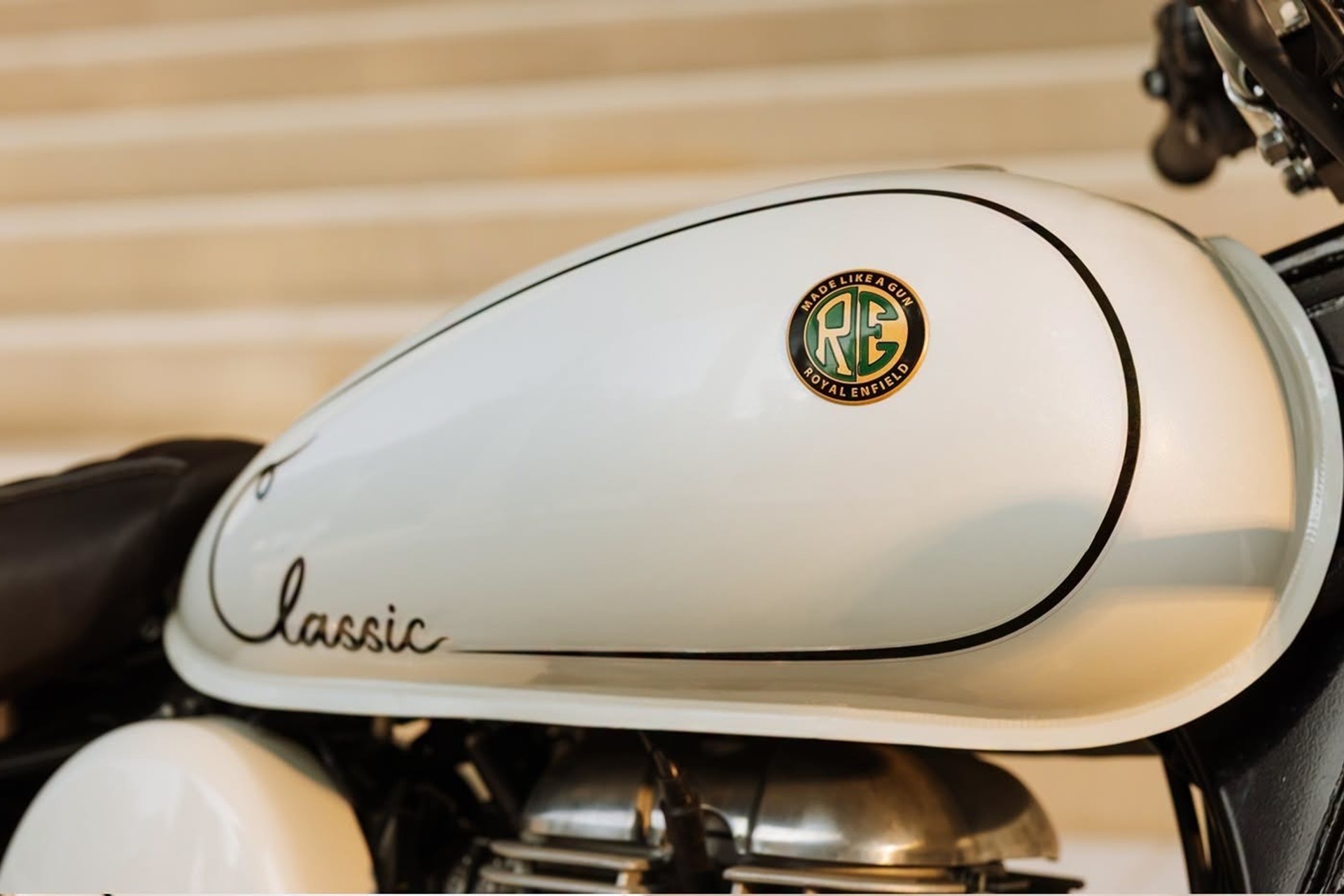 Royal Enfield presenta una nueva versión “Signature White Edition” sobre la conocida Classic 350