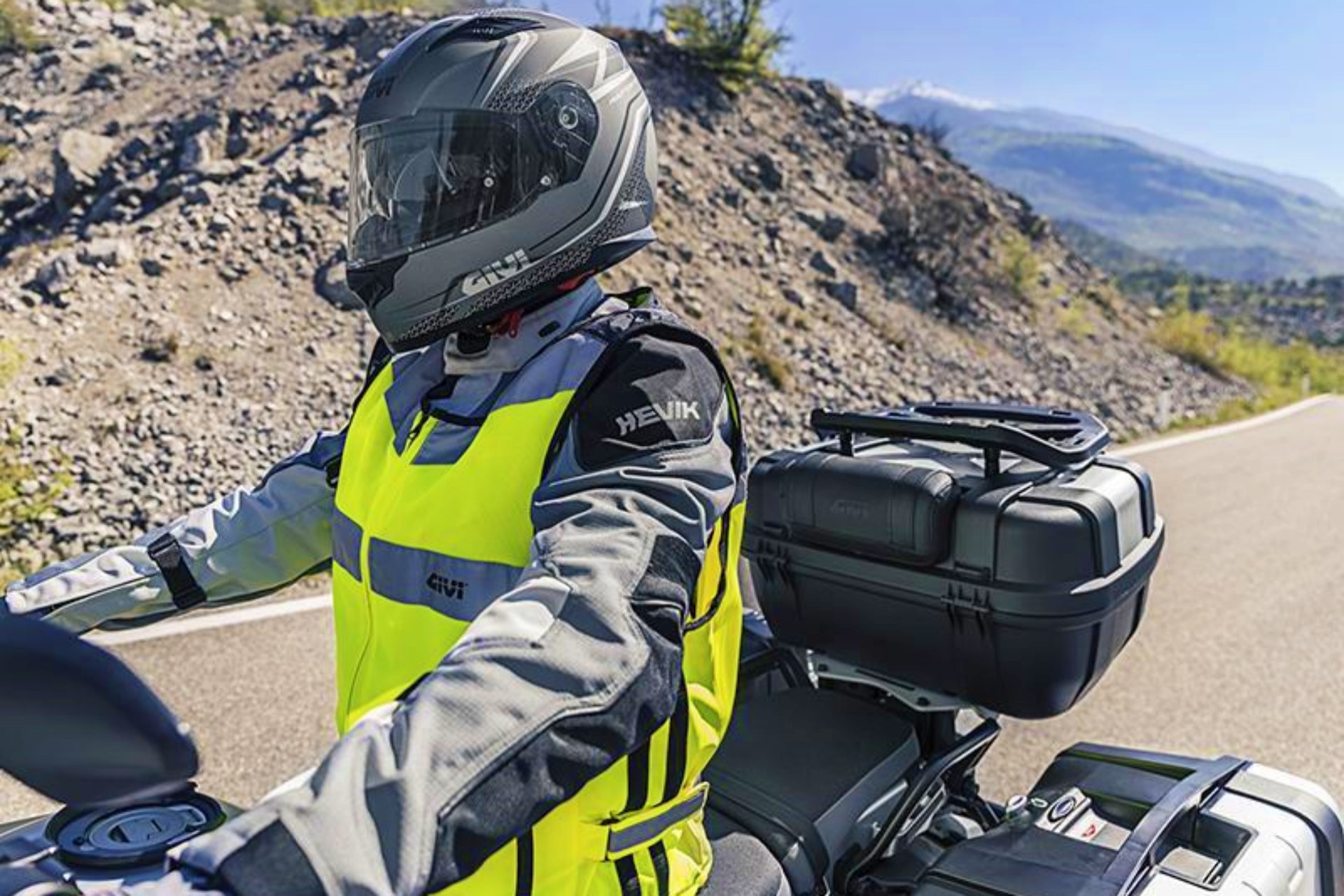 There are 5 days left, open the motorcycle closet and see if you are going to risk 200 euros with the new DGT regulations