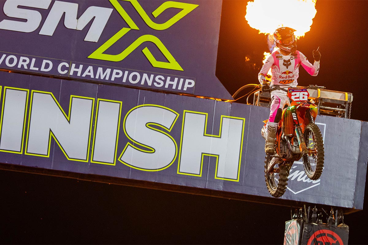 Prado defended the red plate and took the title