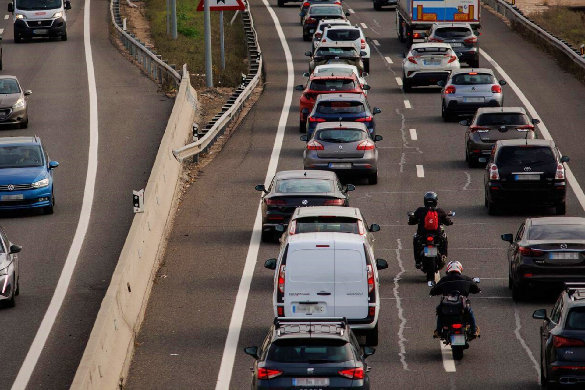 Motorcycles on the shoulder in traffic jams BOE DGT 2026