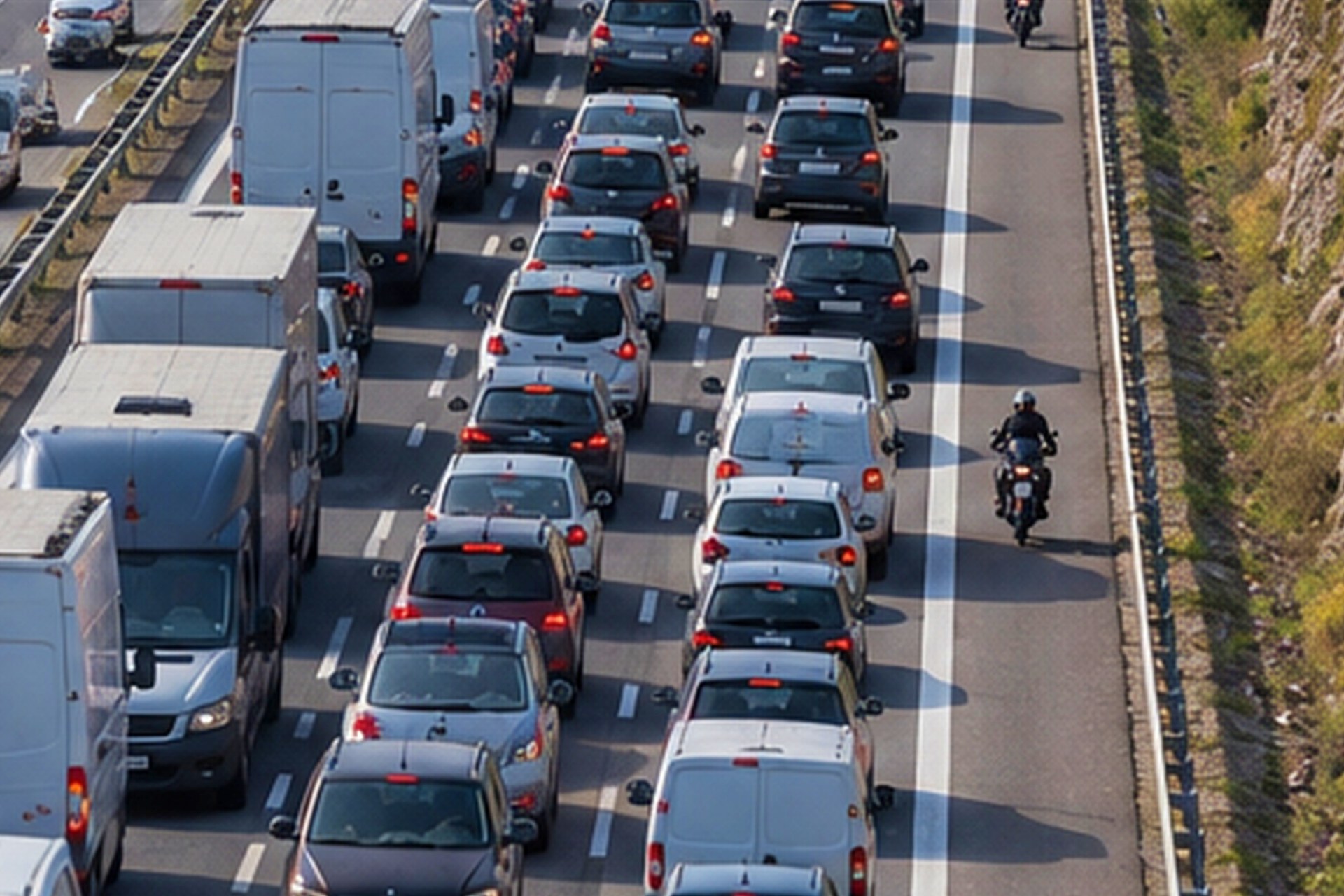 Motorcycles on the shoulder in traffic jams BOE DGT 2026