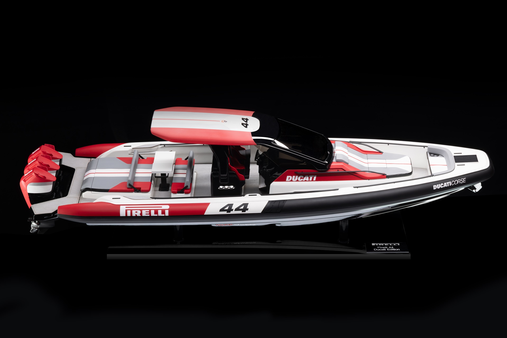 PIRELLI 44 | Ducati Edition: the design language of the Italian brand is transferred to the nautical world