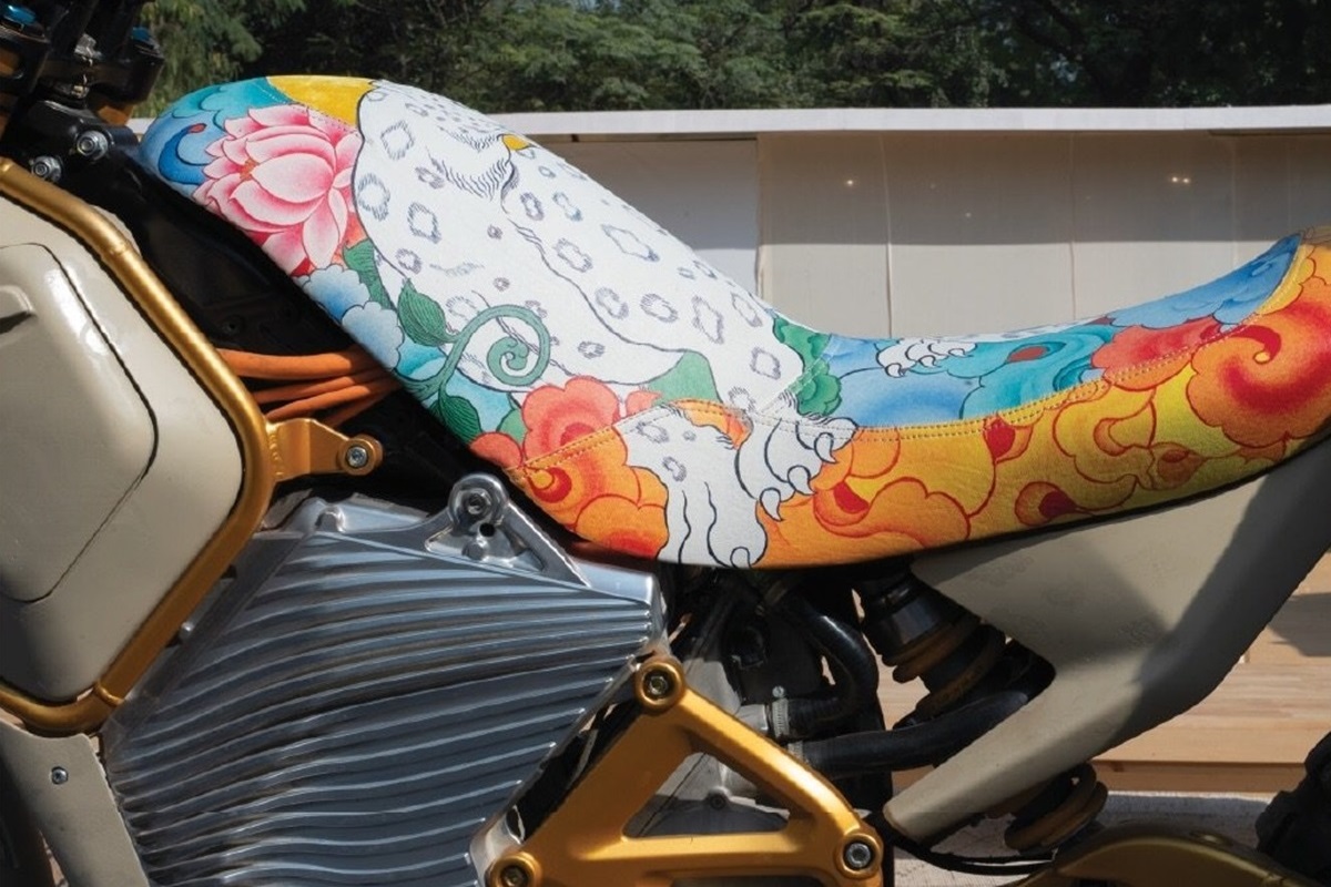 La futura Himalayan Electric vista con un “look floral” en un reciente evento internacional