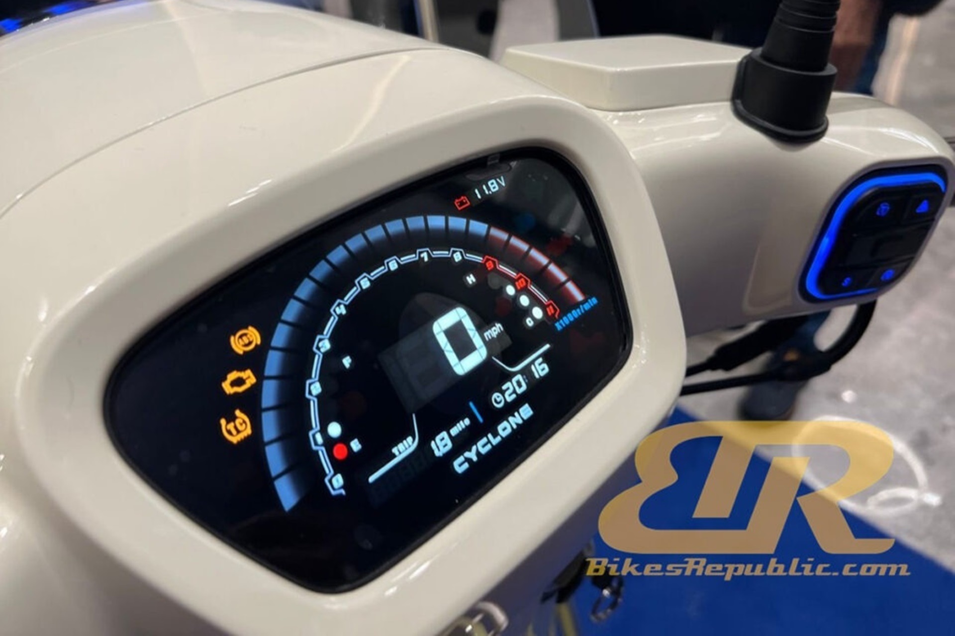 Cyclone RT250E: the new 250 cc retro scooter with 25 HP and lots of equipment