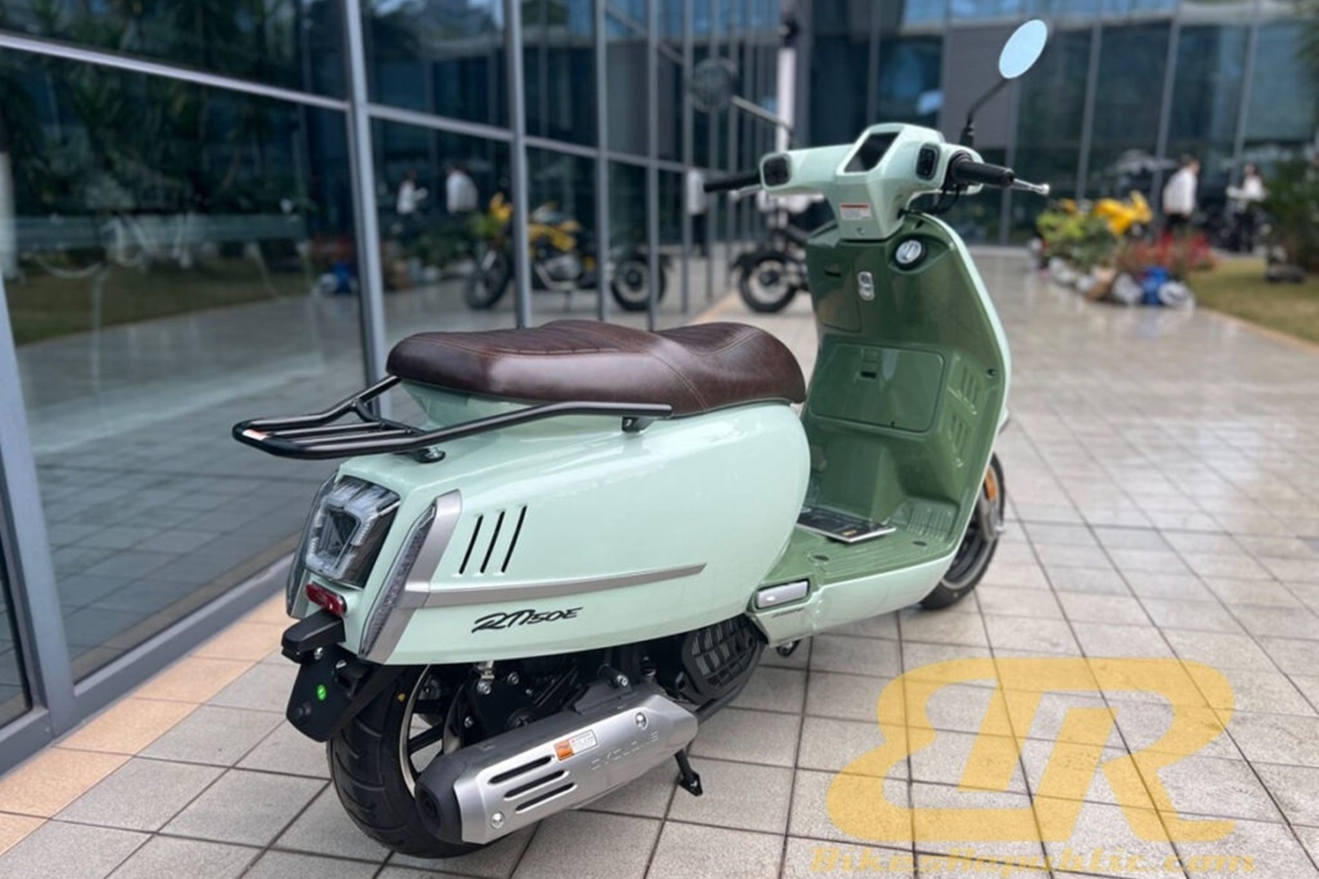 Cyclone RT250E: the new 250 cc retro scooter with 25 HP and lots of equipment
