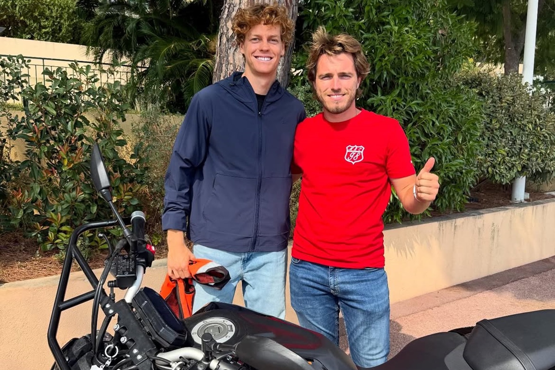 Jannik Sinner vence en su partido contra el examen de conducir de moto en el “5º SET”