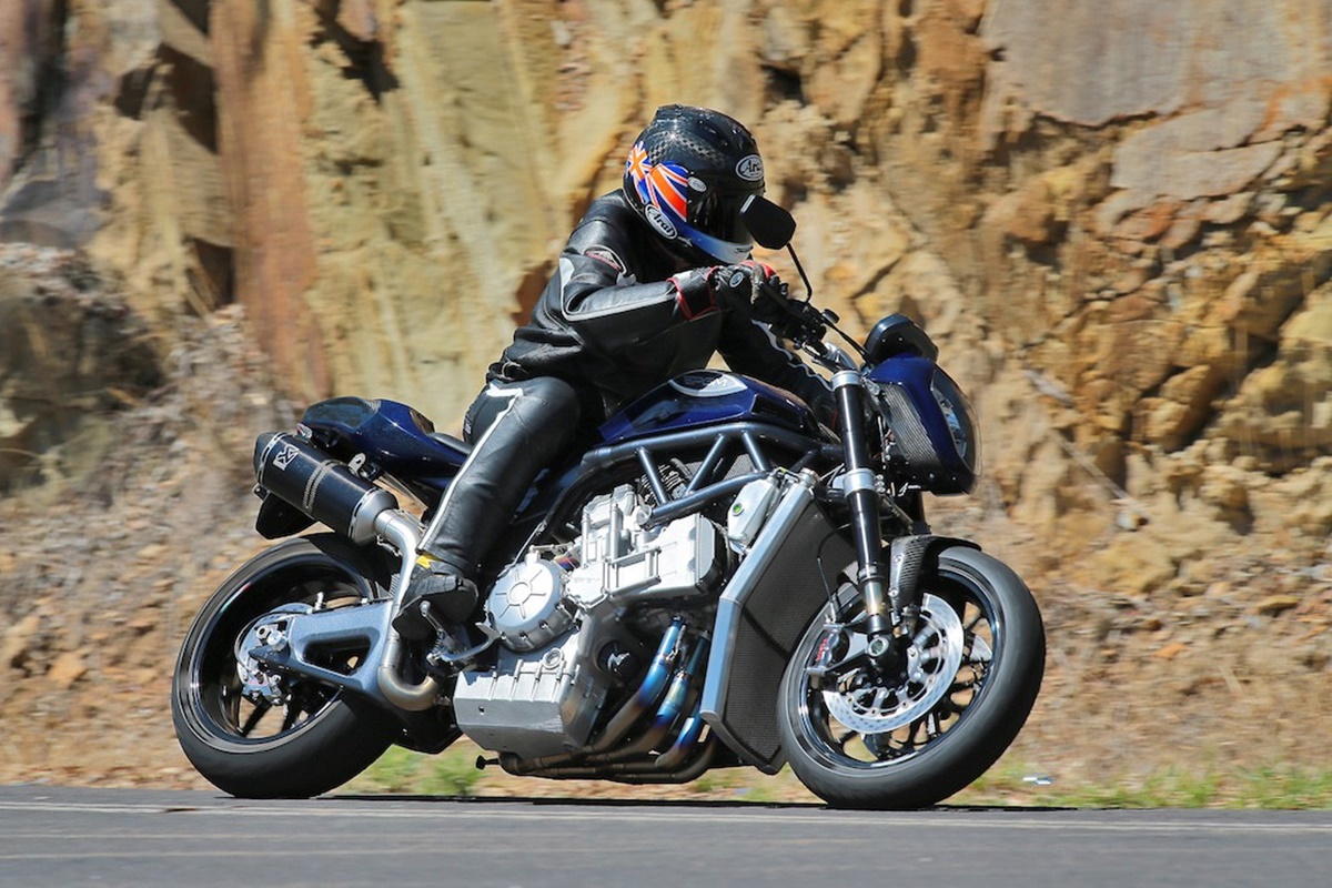 PGM V8: a crazy creation with two R1 engines, 334 HP and 180,000 dollars at the time