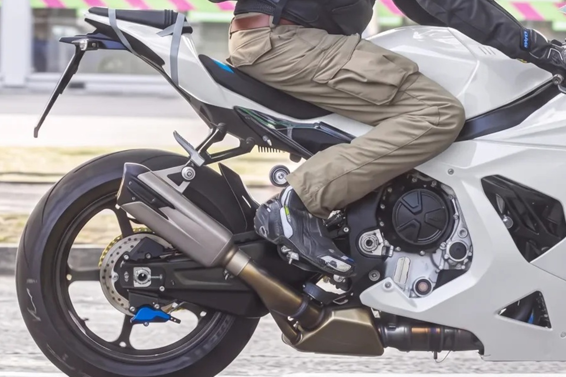 The future BMW S 1000 RR 2027 already points to the Ducati Panigale V4 with these important changes