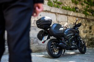 For €4,299 and with GIVI suitcases included: the summer offer of the Bajaj Dominar 400