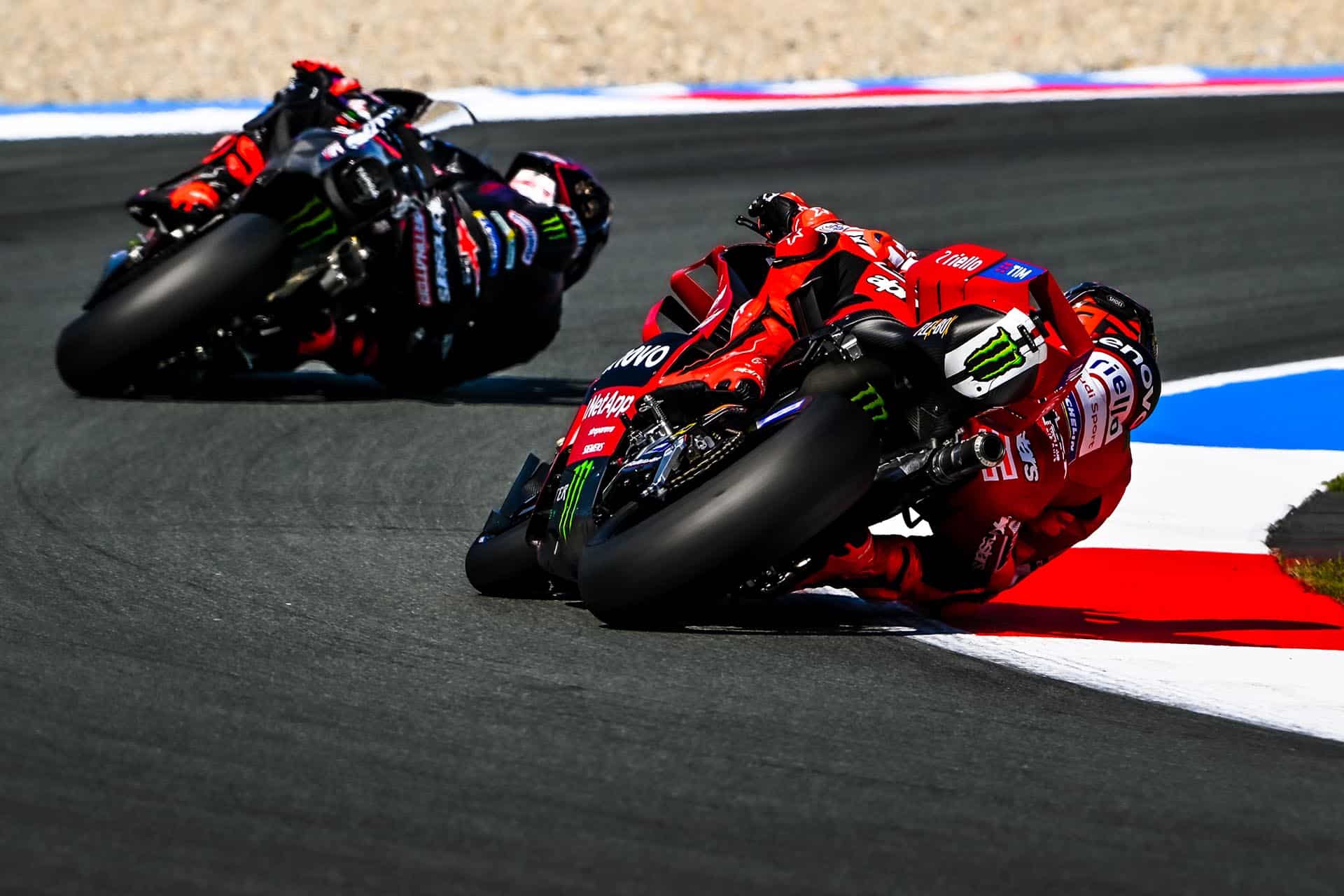Although by the slightest difference, Marc is in pursuit of Martín in the general classification
