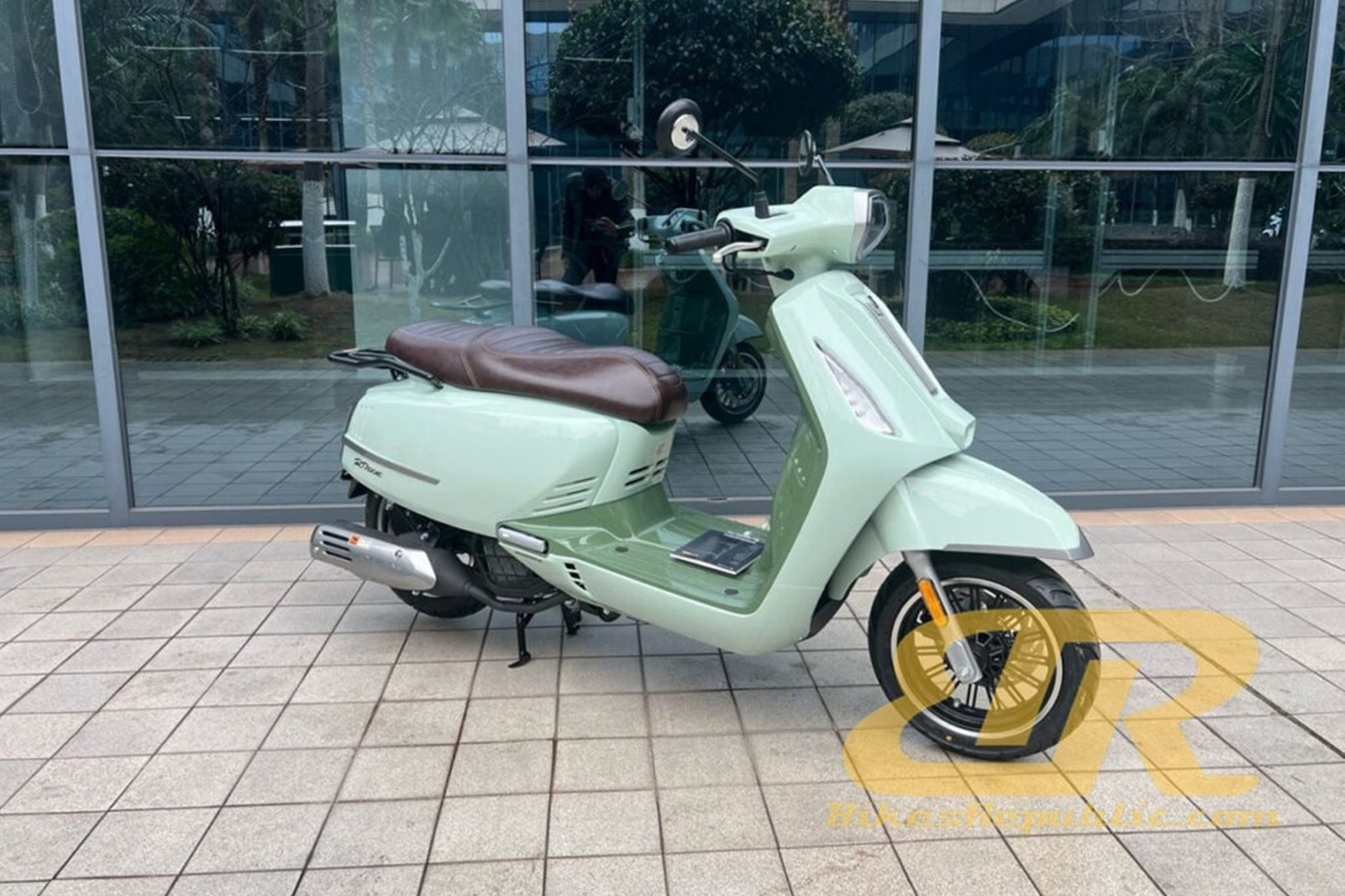 Cyclone RT250E: the new 250 cc retro scooter with 25 HP and lots of equipment
